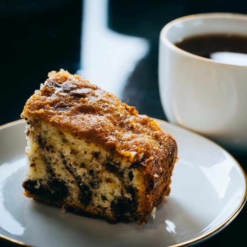Ein Stück Küchen und eine Tasse Kaffee